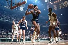 开云app-勇士后卫砍下三双，带领球队取得胜利()